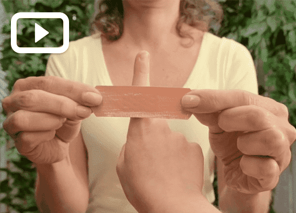 Capture vidéo sur la façon de poser un pansement Band-Aid® sur un doigt